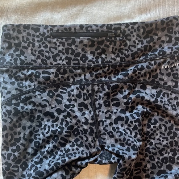 Nike capri leggings, size small - Picture 4 of 5